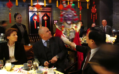 驻华使馆领事官员在京品尝中国味体验中国年(图)