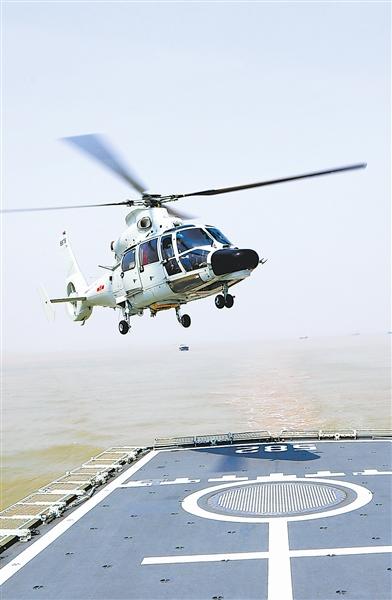 中国海军新入列“蚌埠”舰首次实射导弹命中目标