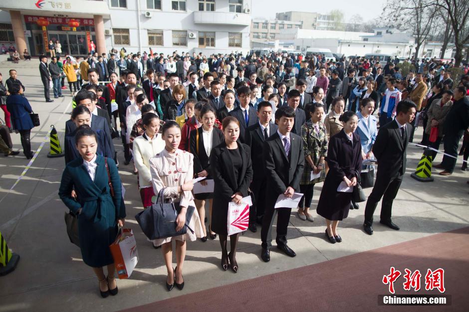 东航在山西招聘空乘 美女帅哥云集