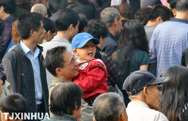 天津古文化街游人如织