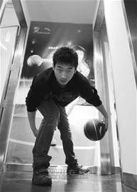 北川“夹缝男孩”：做过3次截肢手术仍打篮球