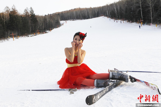 黑龙江滑雪场现风雪红裙
