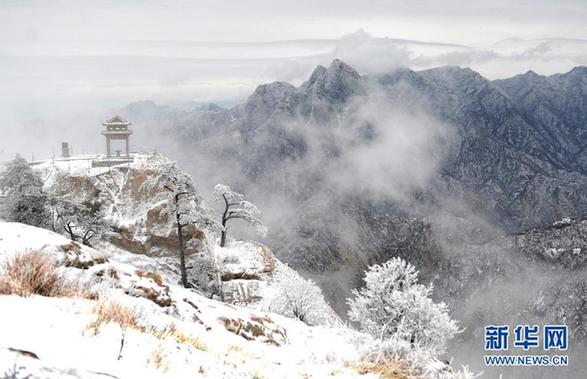 高清：奇险山峰上的绝美雪景