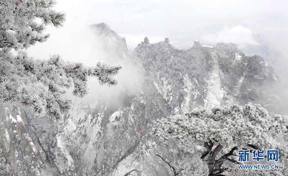 高清：奇险山峰上的绝美雪景