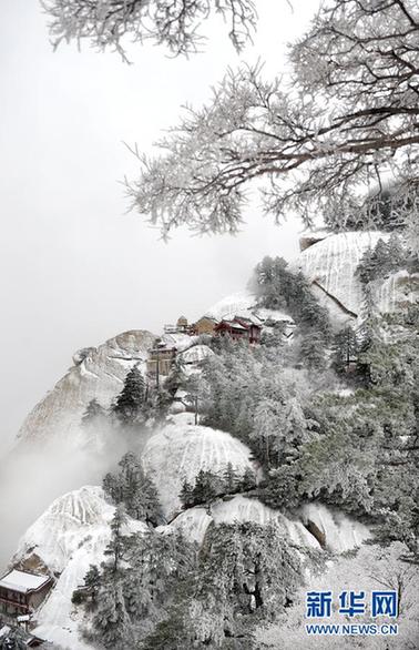 高清：奇险山峰上的绝美雪景