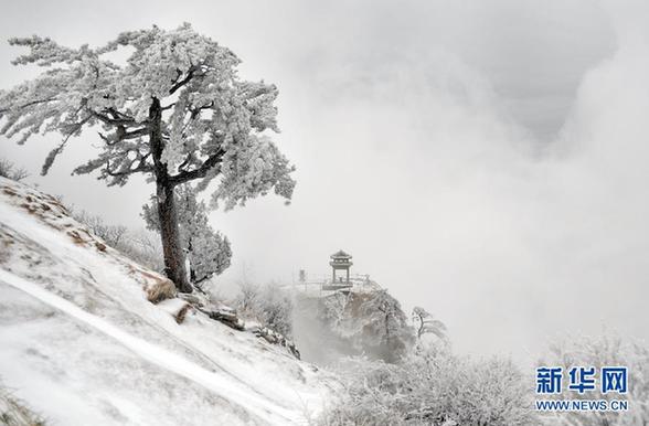 高清：奇险山峰上的绝美雪景