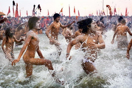 印度千万朝圣者恒河“裸浴” 共庆大壶节