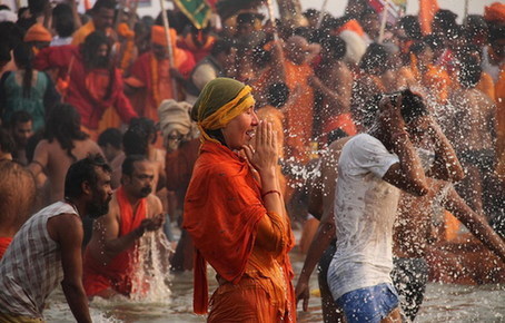 印度千万朝圣者恒河“裸浴” 共庆大壶节