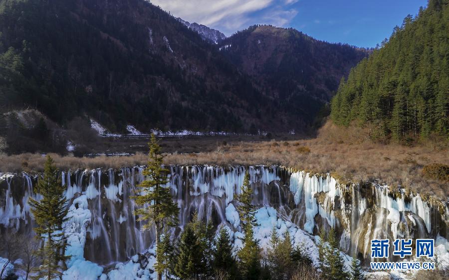 冰雪九寨沟如“童话世界” 散发迷人冬韵