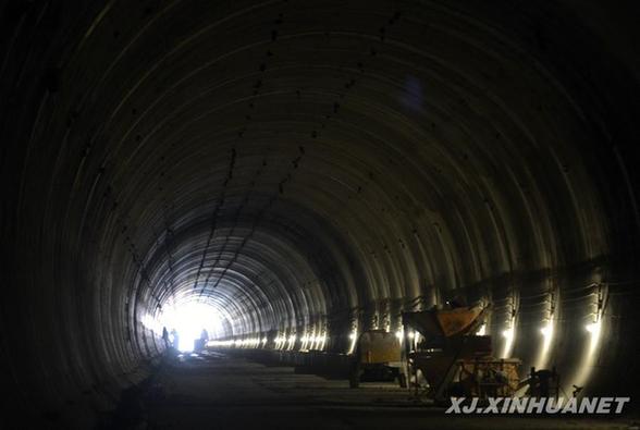 兰新铁路第二双线新疆段14座隧道全部贯通