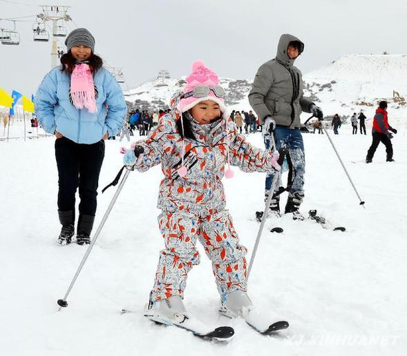 新疆天山天池冰雪风情节开幕首日 超5000人免费滑雪