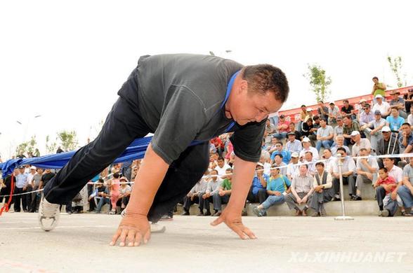 阿肯阿依特斯大会上演精彩民族体育