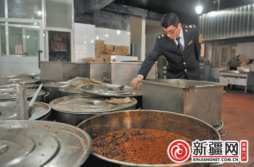 乌鲁木齐“三无”火锅底油混进中高档餐厅