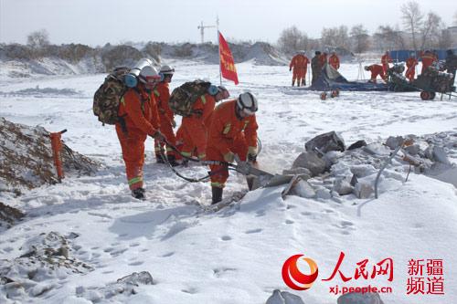 阿勒泰消防官兵零下12度顶风雪开展地震救援拉动演练