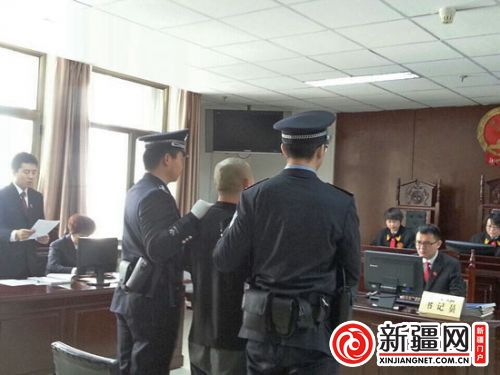 醉驾当街大便扔交警 乌鲁木齐“最牛酒驾司机”受审