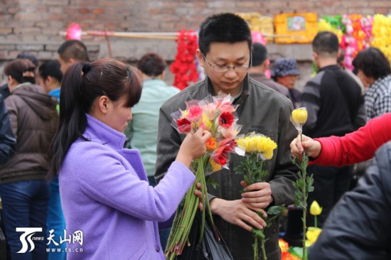 乌鲁木齐：清明祭祀 你与文明还差几步