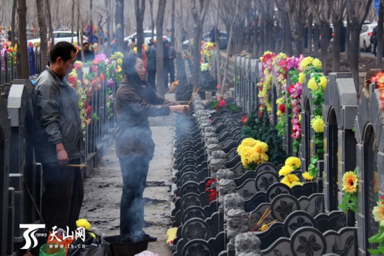 乌鲁木齐：清明祭祀 你与文明还差几步