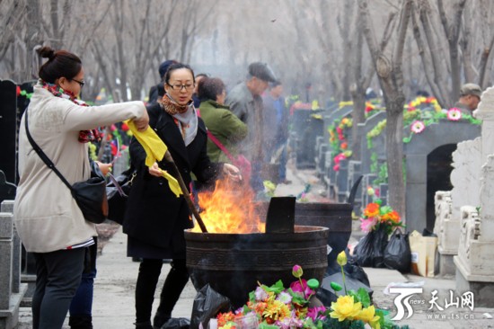 乌鲁木齐：清明祭祀 你与文明还差几步