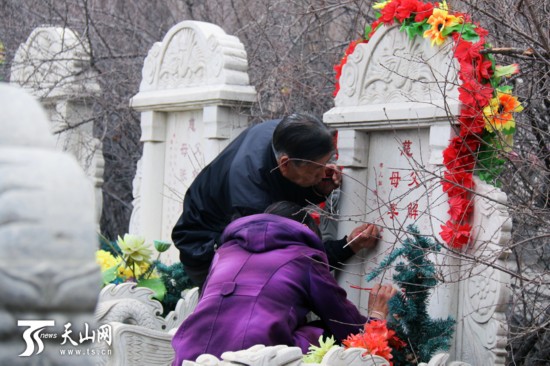 乌鲁木齐：清明祭祀 你与文明还差几步