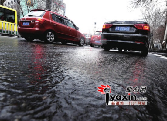 冻雨落地冰场铺满城 乌鲁木齐近30年来第5场冻雨