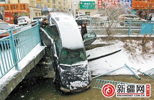 乌鲁木齐一轿车“飘移”栽进渠