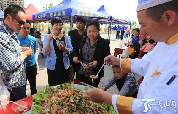 焉耆县：“一元吃美食”活动吸引6万名游客