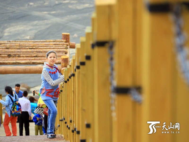 新疆托克逊县克尔碱怪石林景区迎来旅游旺季