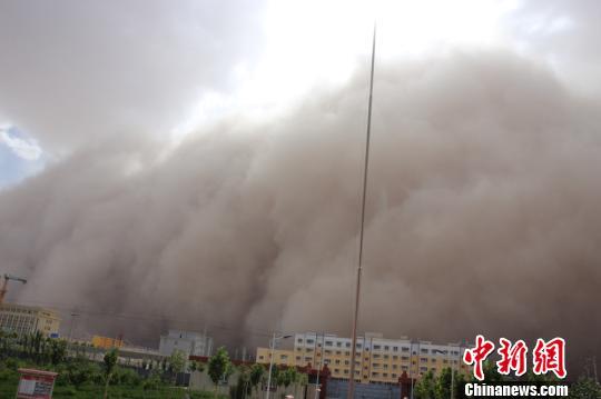 新疆乌鲁木齐暴雨伴有雷暴 南疆出现特强沙尘暴