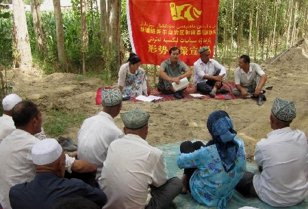 和田县塔瓦库勒乡“形势政策宣讲队”出征