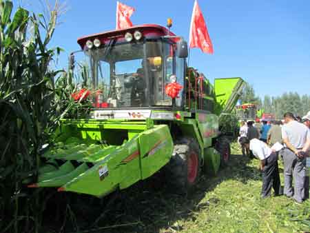 伊犁州玉米农机演示会搬进农田受到农民欢迎