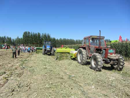 伊犁州玉米农机演示会搬进农田受到农民欢迎