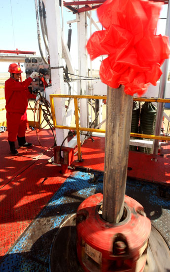 克拉玛依红山油田公司第一口油井开钻