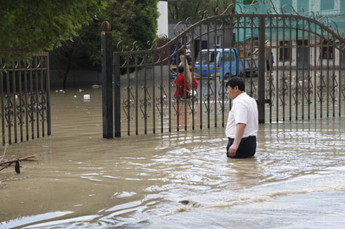 新疆克拉玛依遭遇最大一次强降雨 疏散被困人员100余人