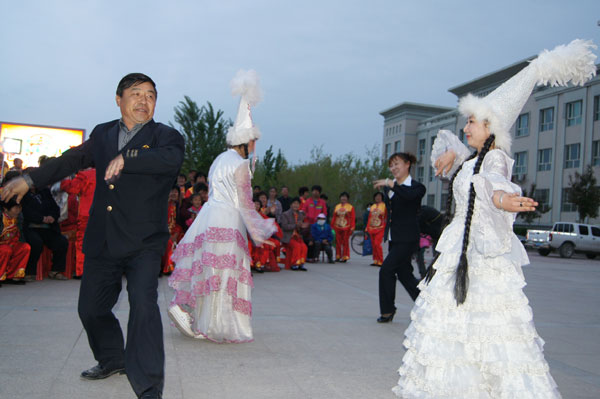 新疆兵团第六师共青团农场文化活动增进民族团结