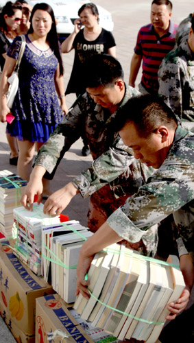 新疆克拉玛依：拥军图书进军营