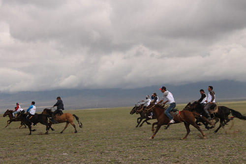 新疆·和布克赛尔县千里赛马比赛吸引八方游客