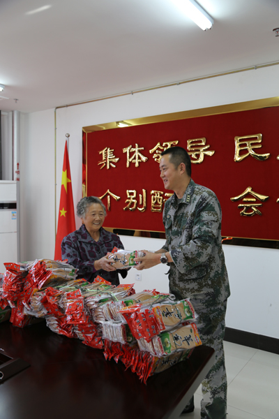 “拥军鞋垫”寄深情　 ---七旬老人到克拉玛依市白碱滩区人武部慰问官兵