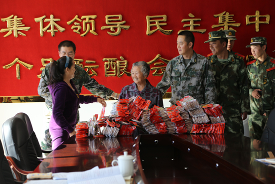 “拥军鞋垫”寄深情　 ---七旬老人到克拉玛依市白碱滩区人武部慰问官兵