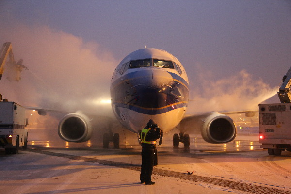 乌鲁木齐迎最强寒流 飞机除冰师冒严寒高空除冰
