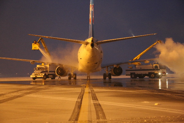 乌鲁木齐迎最强寒流 飞机除冰师冒严寒高空除冰