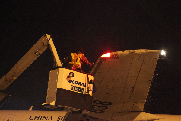 乌鲁木齐迎最强寒流 飞机除冰师冒严寒高空除冰