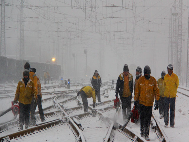 乌鲁木齐铁路春运迎战风雪除隐患保畅通