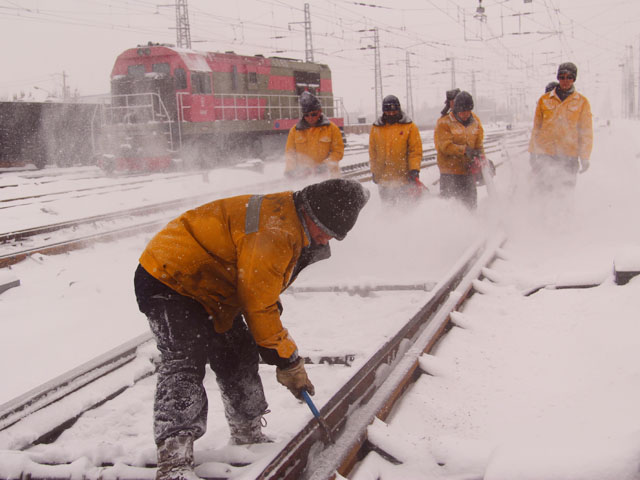 新疆乌铁局遭遇大风雪 铁路昼夜奋战清积雪隐患保畅通