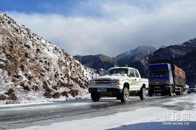 川藏公路西藏林芝境内降雪 道路积雪严重