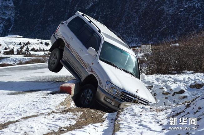 川藏公路西藏林芝境内降雪 道路积雪严重