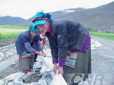 当建筑工人创收——西藏农牧民的新选择