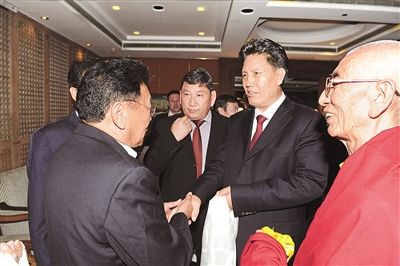 西藏自治区主席洛桑江村会见在尼友好藏胞