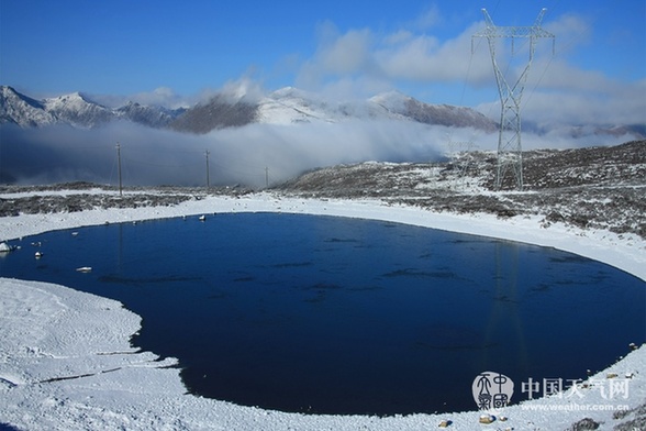 四川甘孜震后依然美 雪域银装如画境