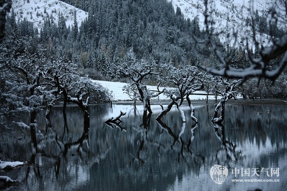 四川甘孜震后依然美 雪域银装如画境