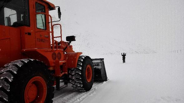 因暴雪断通的新藏公路恢复畅通